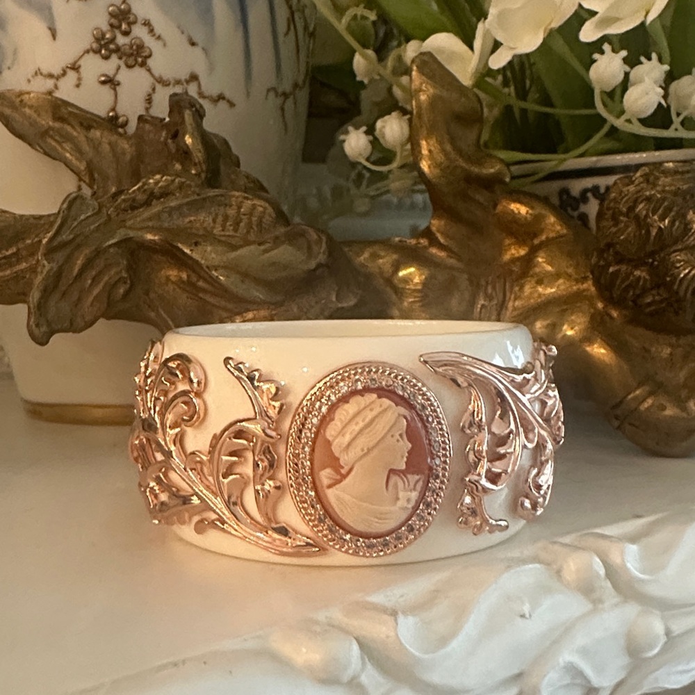 Vintage cameo bracelet by Amedeo